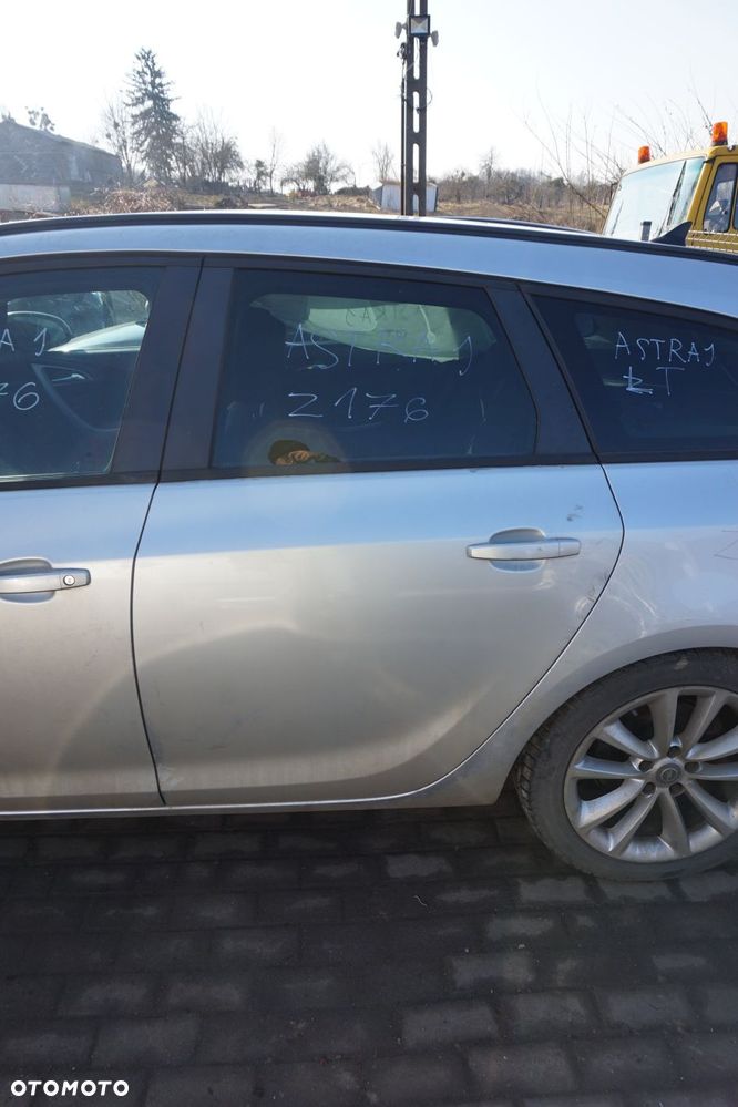DRZWI TYLNE LEWE ASTRA IV J KOMBI Z176  SREBRNY OPEL 2009-2015 - 1