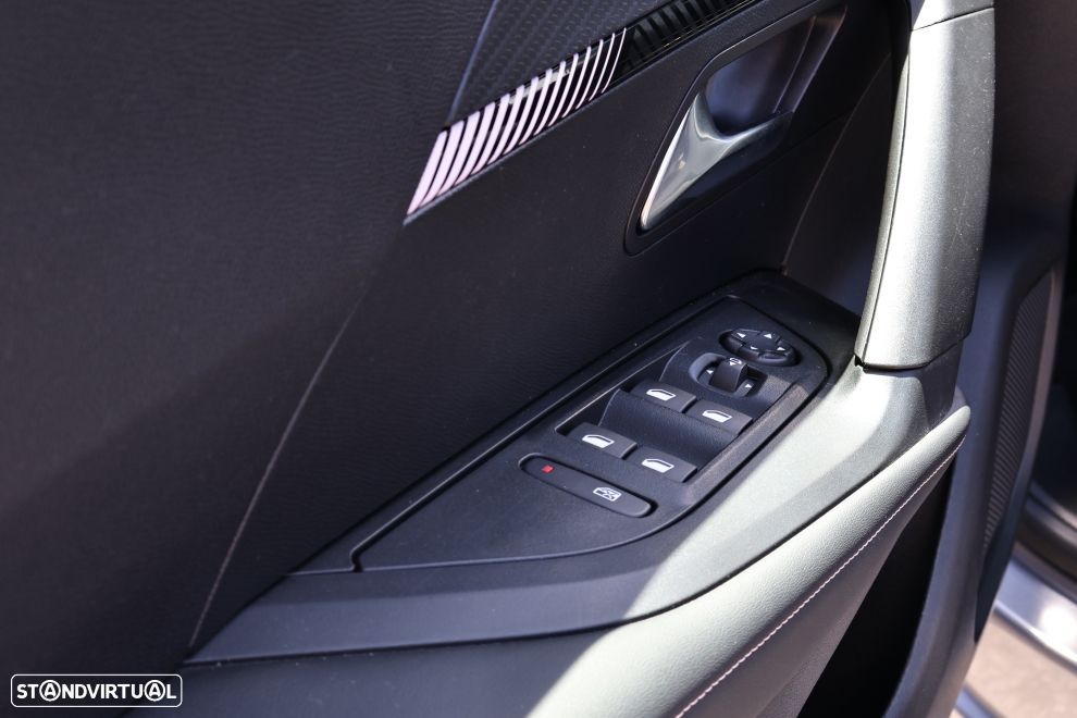 Peugeot 2008 1.2 Hybrid Allure e-DCS6 - 17