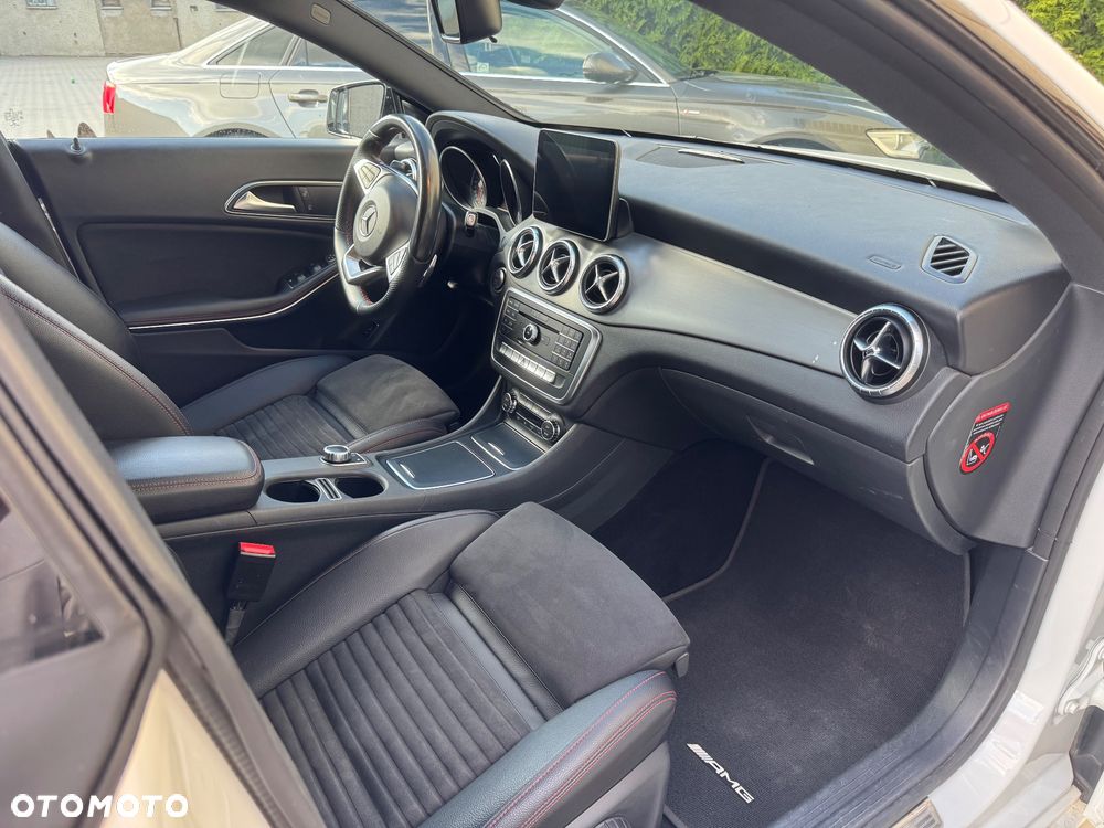 Mercedes-Benz CLA 220 4-Matic - 11