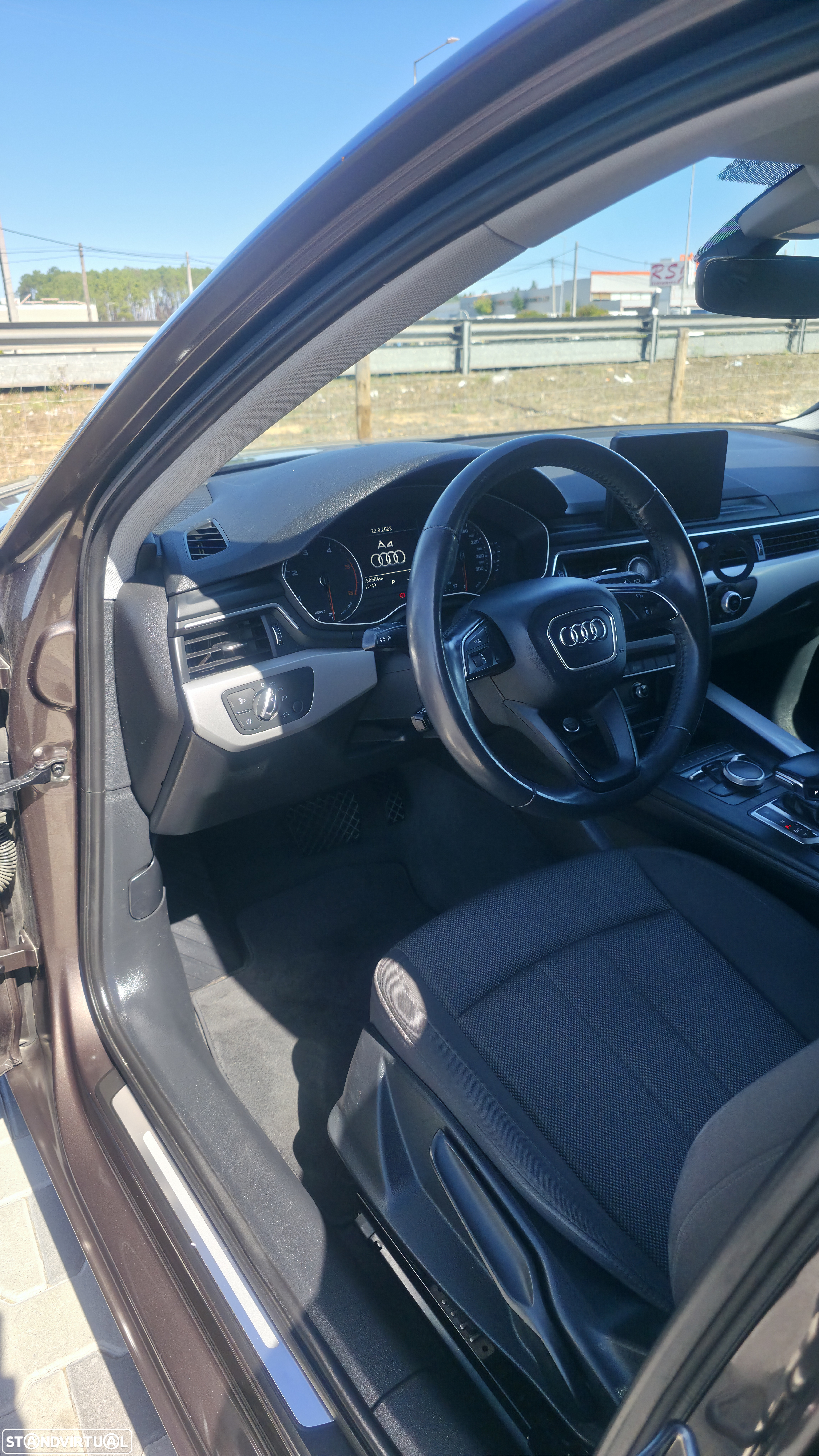 Audi A4 Avant 2.0 TDI Advance S tronic - 9