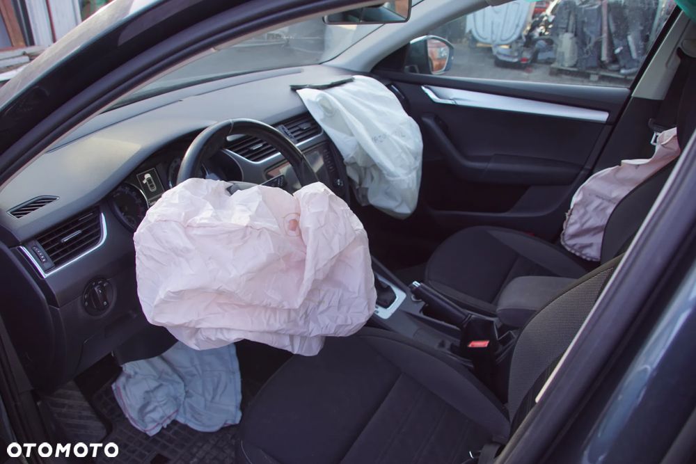 Auto na części - Skoda Octavia III Lift 1.6 TDI 115 KM DDYA SMT LF7Y 2017R Silnik Skrzynia Drzwi Maska Błotnik Klapa Zderzak Lusterko Lampa Szyba Klamka Deska Kokpit Sterownik Moduł Czujnik Licznik Wyświetlacz Panel Kierownica - 10