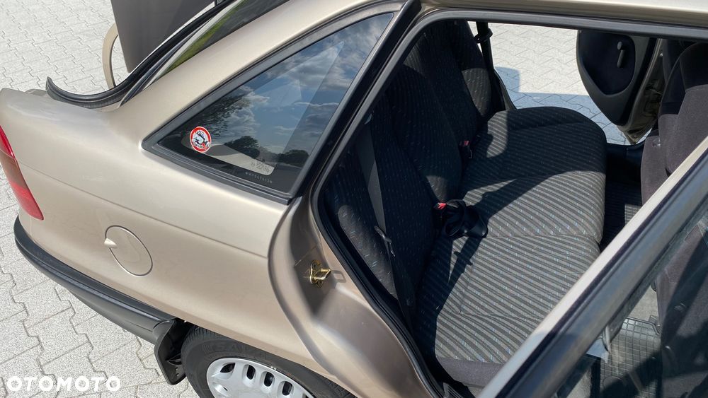 Opel Astra 1.4 GL - 25