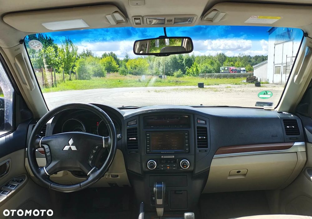 Mitsubishi Pajero - 20
