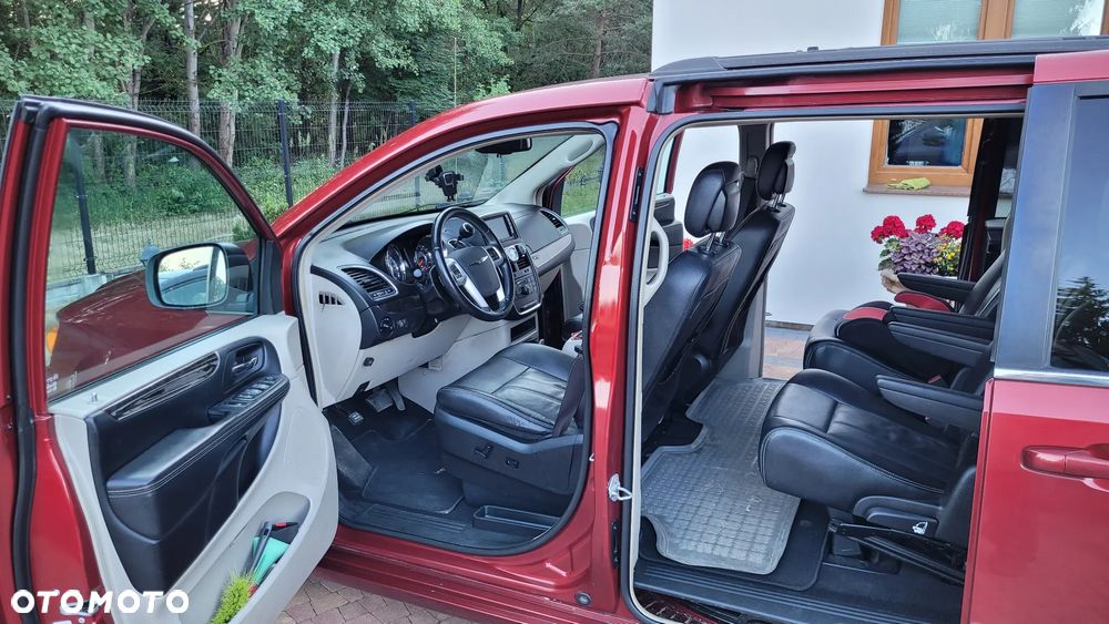 Chrysler Town & Country - 8