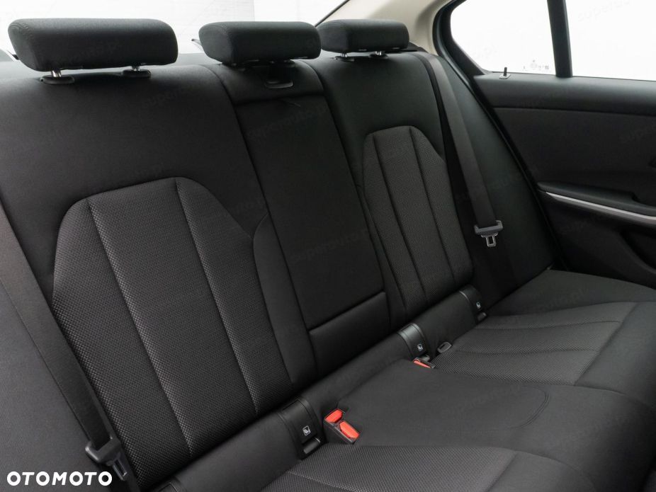 BMW Seria 3 330i xDrive - 15
