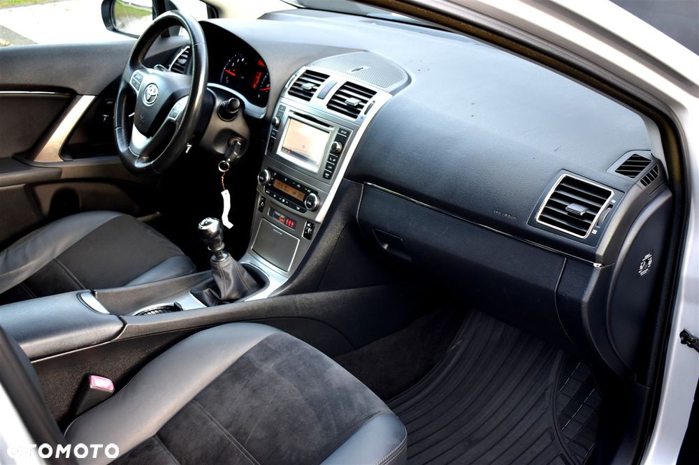 Toyota Avensis 1.8 Sol NAVI - 28