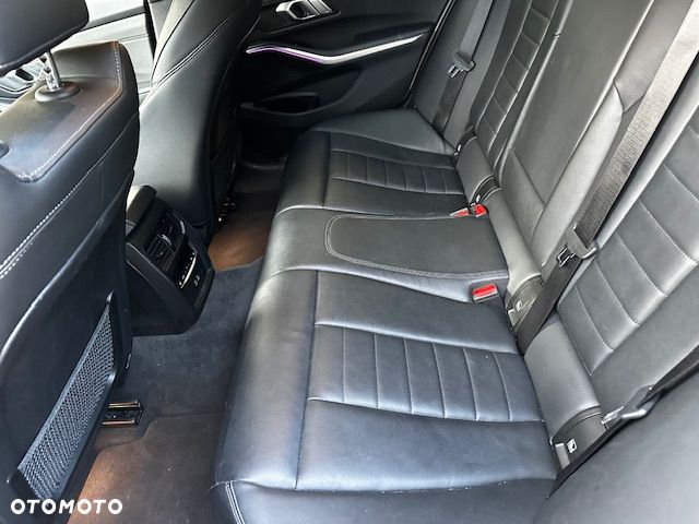 BMW Seria 3 320d xDrive Edition M Sport Shadow - 12