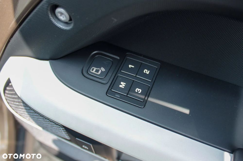 Land Rover Defender 110 D200 X-Dynamic HSE - 31