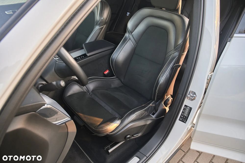 Volvo XC 60 D4 R-Design - 25