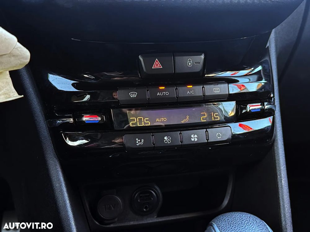 Peugeot 208 - 13
