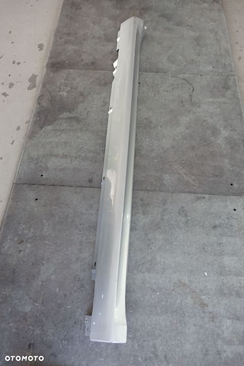 LISTWA PROGOWA PRAWA MACAN 95B