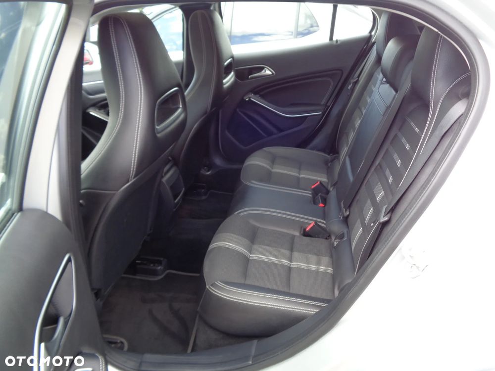 Mercedes-Benz GLA 180 7G-DCT Activity Edition - 20