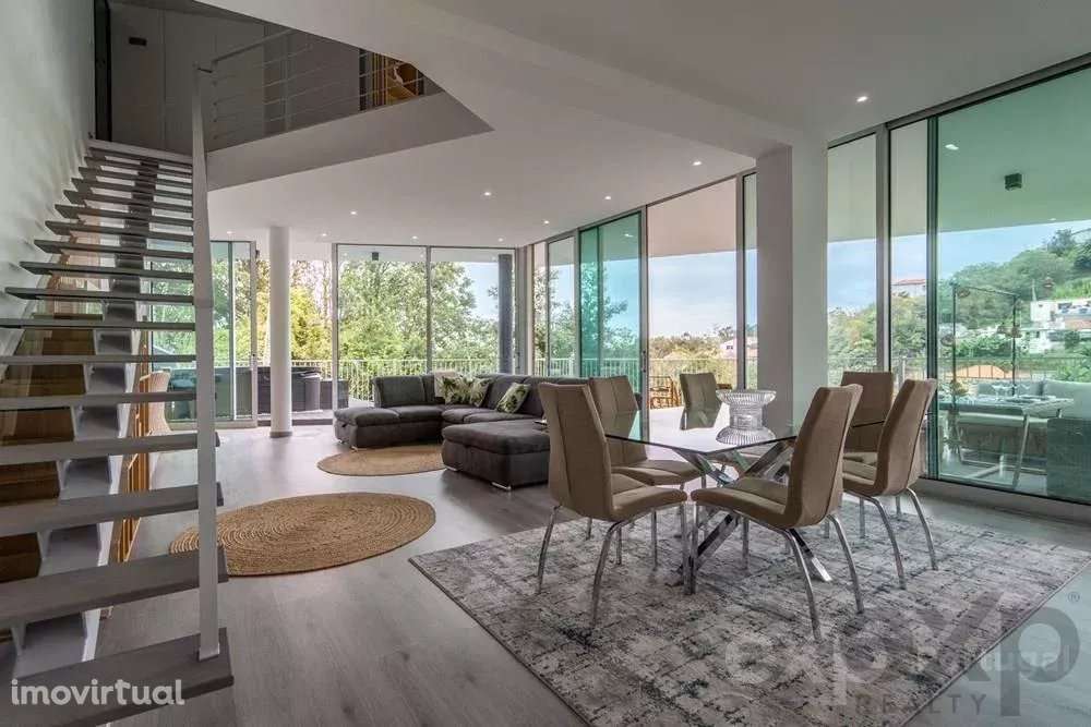 Moradia de Luxo, T3 convertida em T2,  Mobilada, a 7 minutos do centro - Grande imagem: 2/49