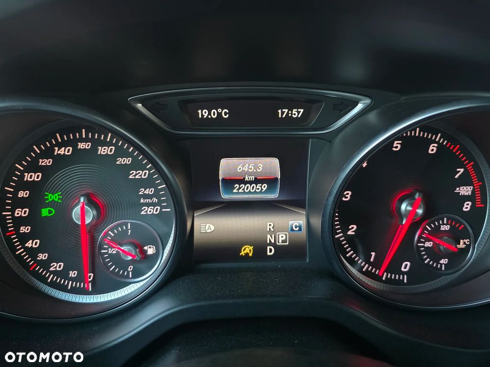 Mercedes-Benz GLA 200 7G-DCT AMG Line - 30