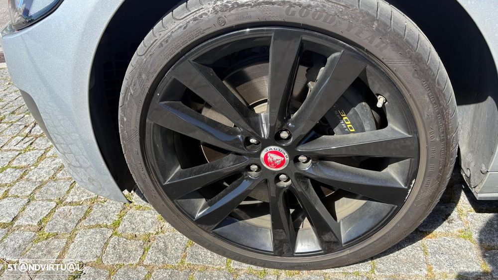 Jaguar XE 30t AWD R-Sport - 12