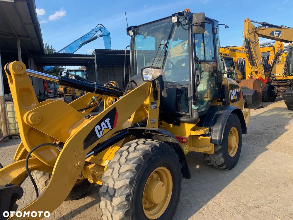 Caterpillar CAT 907M, 3400 MTH, ŁYŻKA OTWIERANA + WIDŁY, z NIEMIEC, SUPER STAN, - 24