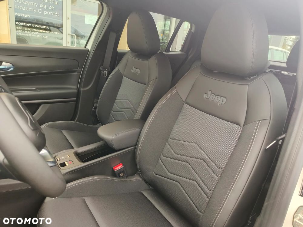 Jeep Avenger 1.2 T3 mHEV Altitude FWD eDCT6 - 11