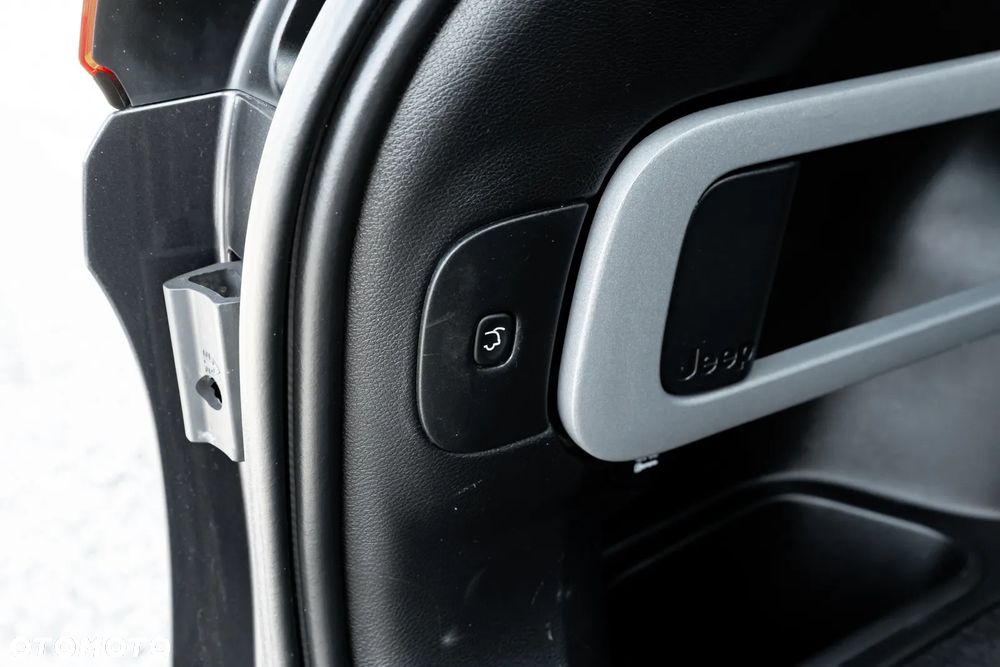Jeep Cherokee - 40