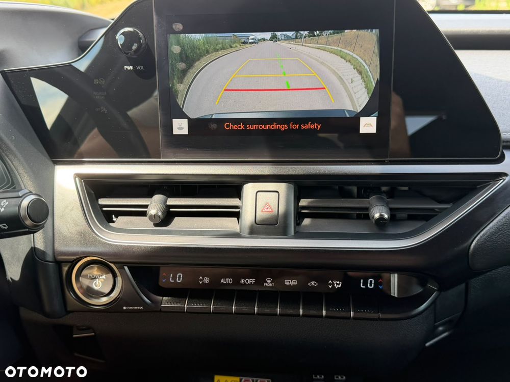 Lexus UX 250h - 32