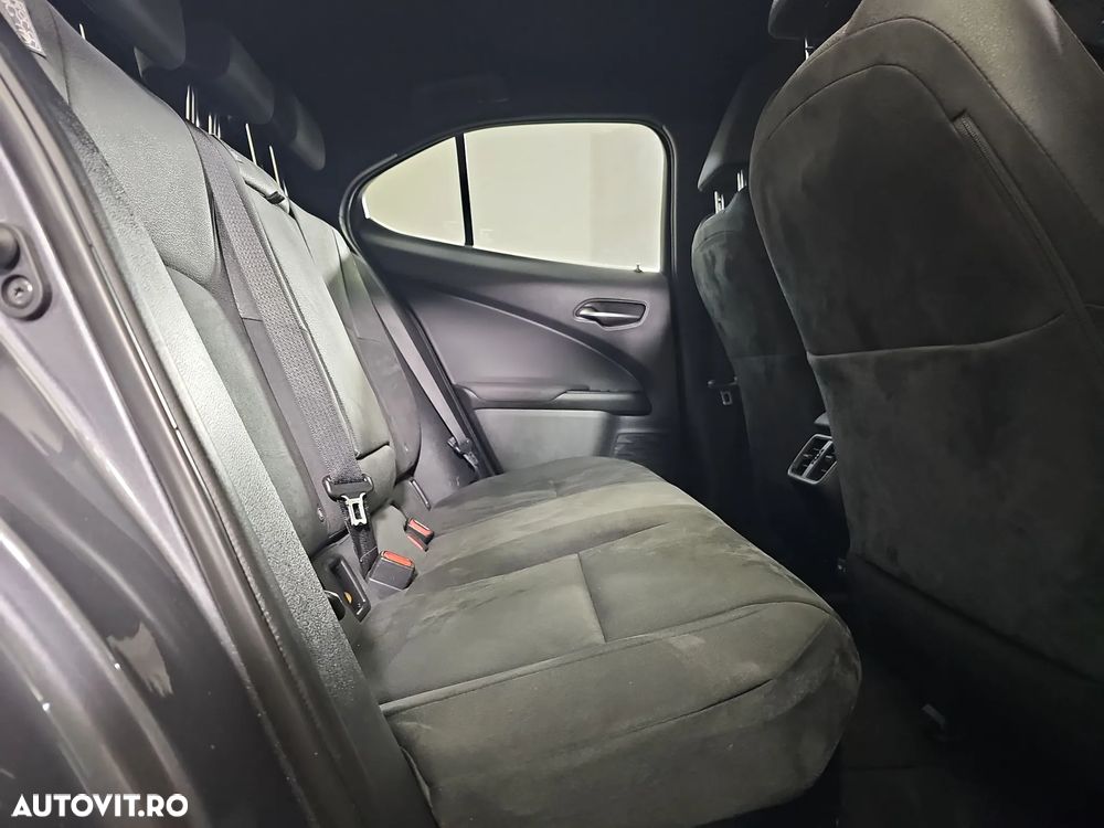 Lexus UX - 12