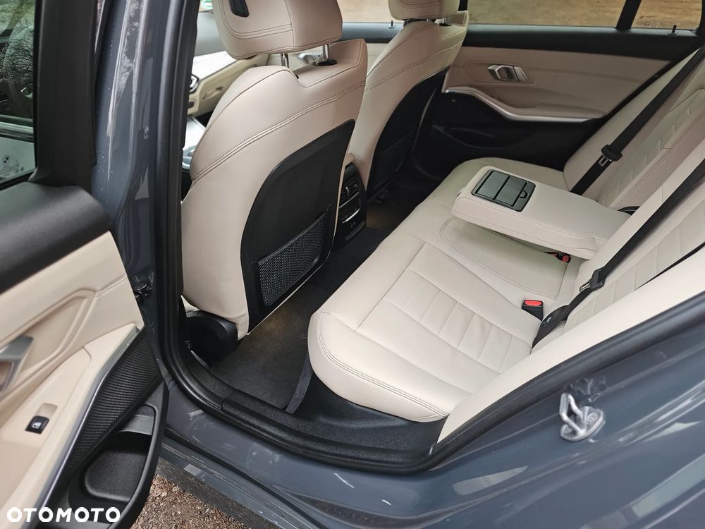 BMW Seria 3 320d xDrive Luxury Line Purity - 12