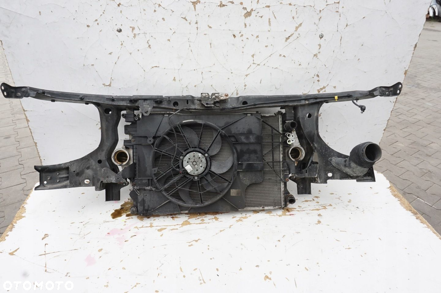 PAS PRZEDNI CHŁODNICE CZOŁOWE VOLKSWAGEN TRANSPORTER T5 2.5 TDI - 2