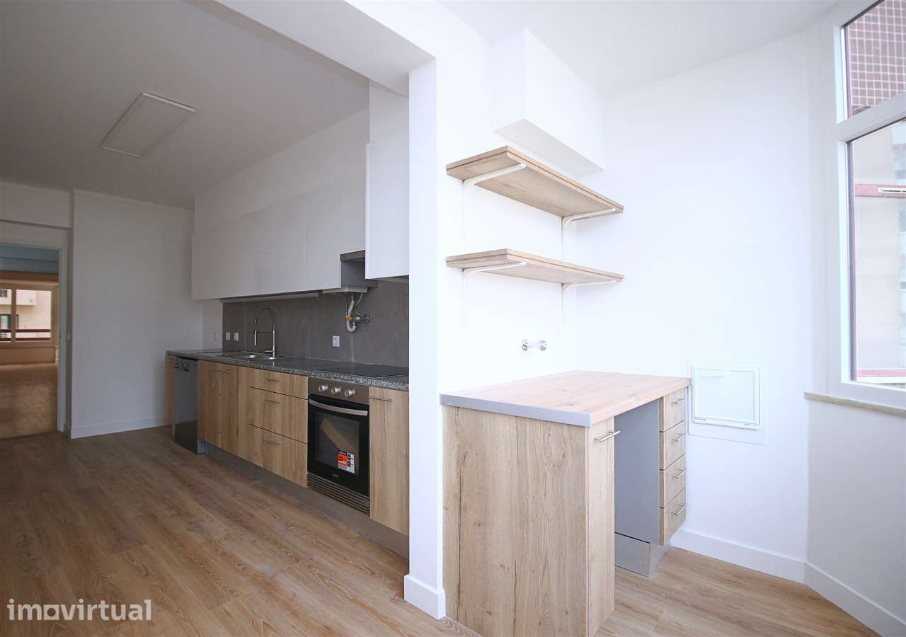 Apartamento T3 remodelado arrecadação parqueamento Estrada da Luz - Grande imagem: 5/27
