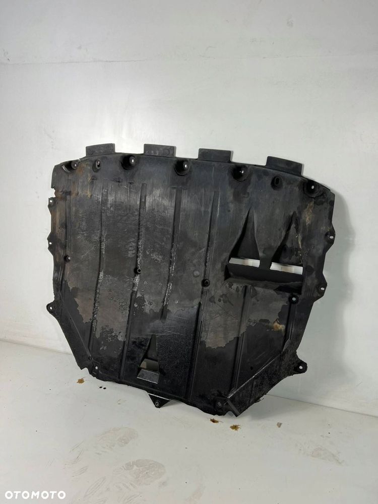 8J8825237A Osłona pod silnik Audi TT TTS Mk2 2011 - 1