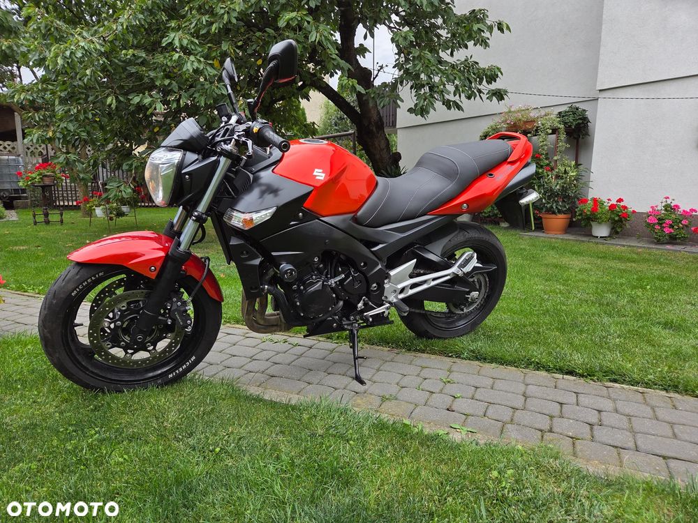 Suzuki GSR - 8