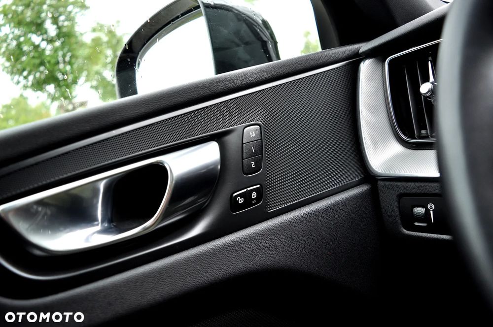 Volvo XC 60 B4 D AWD Ultimate Dark - 25