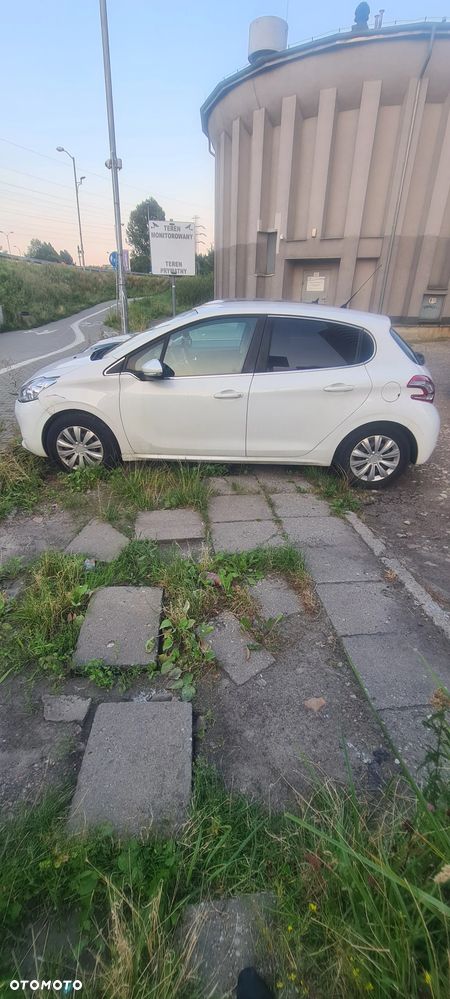 Peugeot 208 - 8
