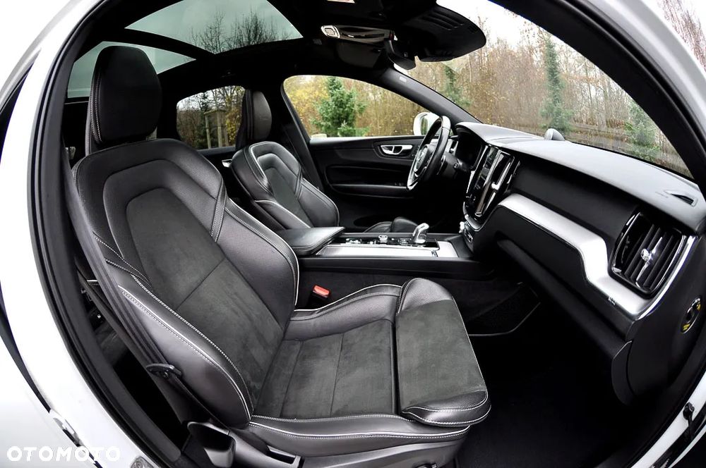 Volvo XC 60 T8 Plug-In Hybrid AWD R-Design - 24