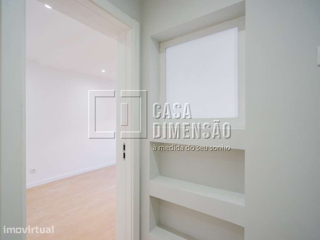 Apartamento T2, totalmente remodelado com logradouro, na Amadora!! - Grande imagem: 2/23