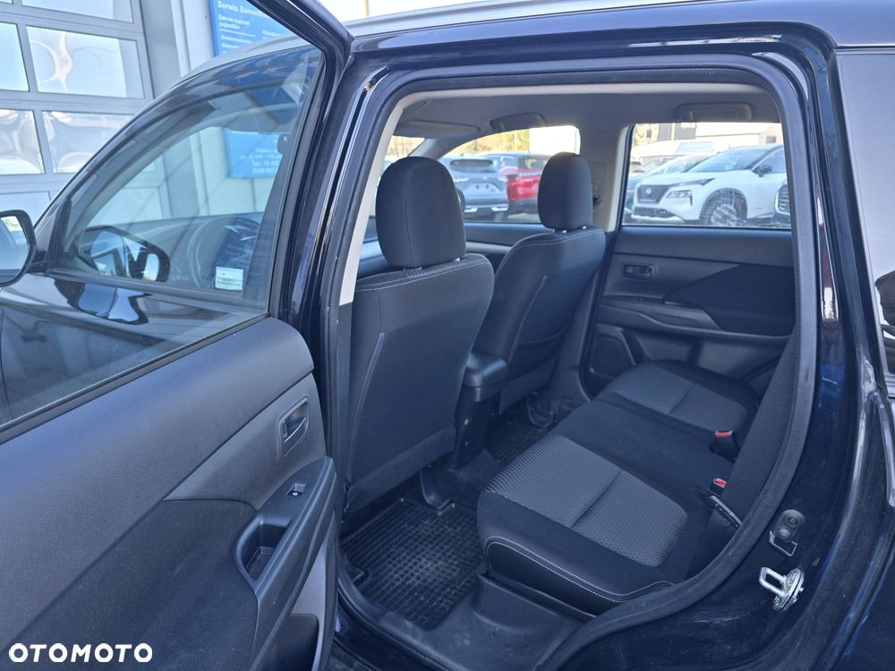 Mitsubishi Outlander 2.0 Invite + 2WD - 7