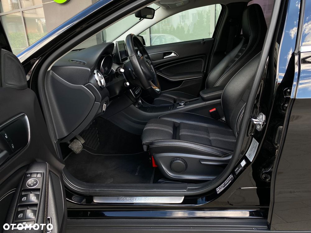 Mercedes-Benz GLA 200 7G-DCT Urban - 29
