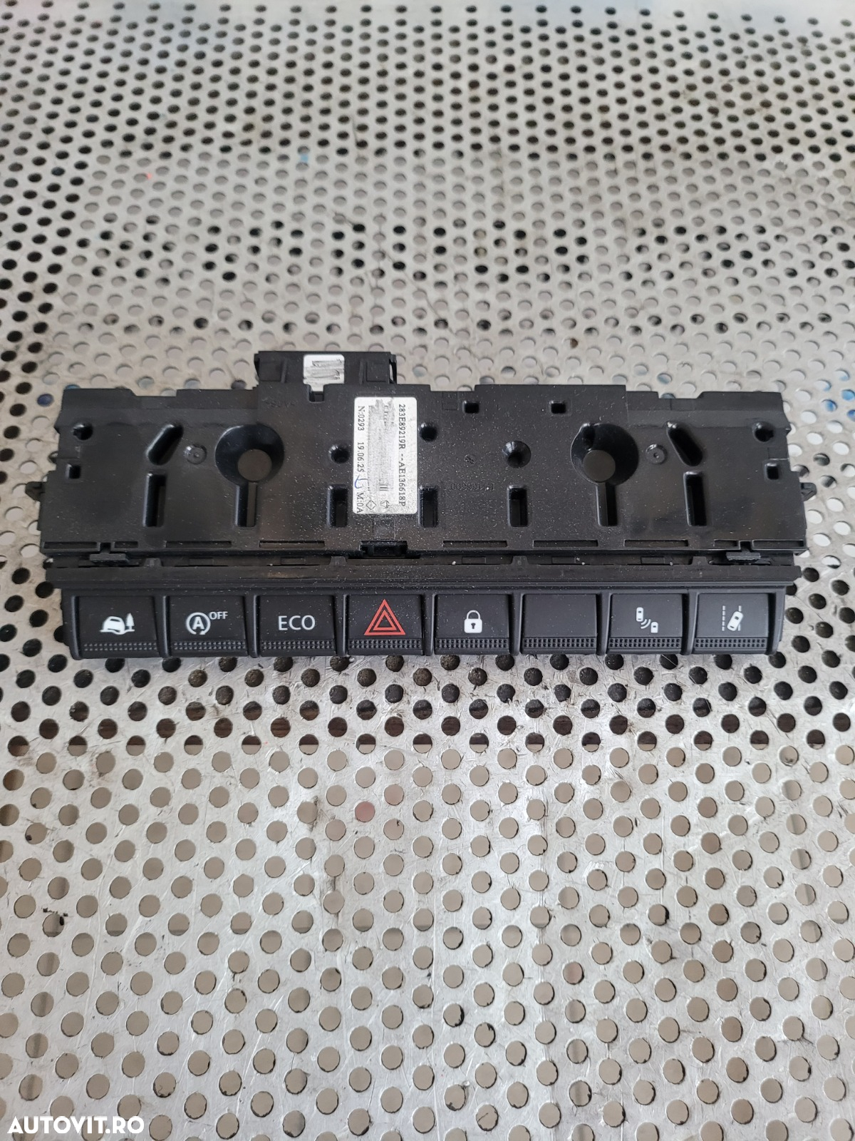 Butoane Buton Releu Semnalizare Avarii Renault Master An 2019-2020-2021-2022 Volan Stanga Dezmembrez Renault Master 3/4 An 2019-2020-2021-2022 2.3 Dci Cod Motor M9T F716 Bi-Turbo - 3