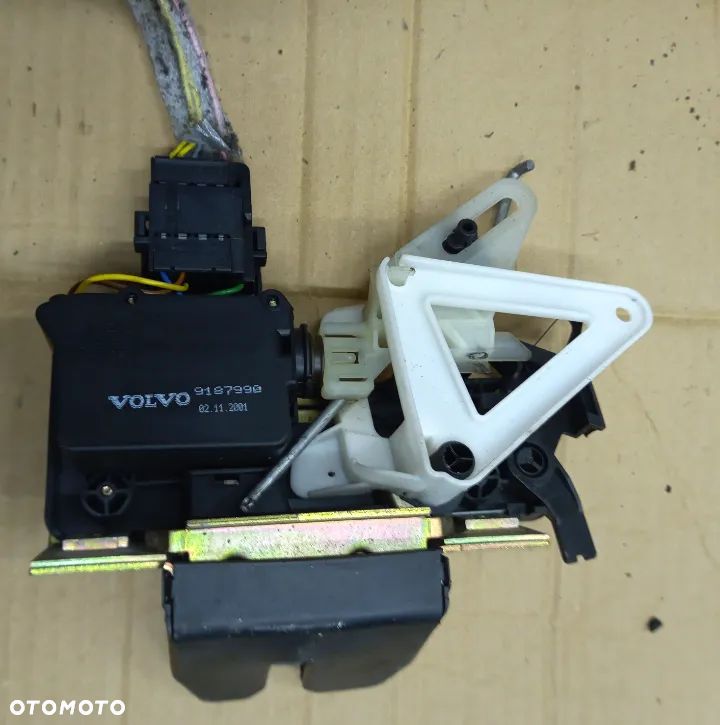 Volvo XC70 zamek klapy tyl tylnej - 2