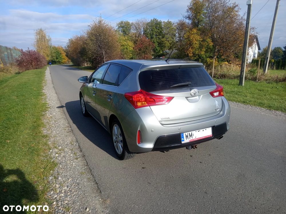 Toyota Auris 2013 photo 2
