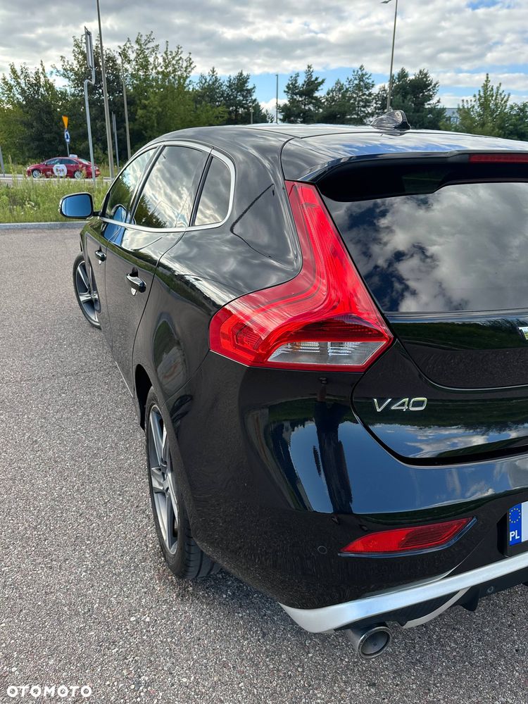 Volvo V40 T3 R Design - 8