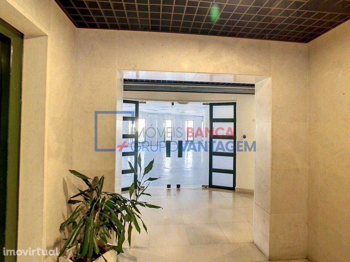 Escritório com 153m2 na Av. Columbano Bordalo Pinheiro - Grande imagem: 3/20
