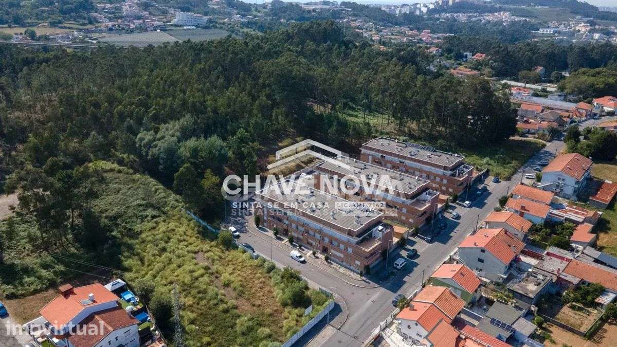Apartamento T2, em Pedroso, com duas varandas, garagem e arrumos - Grande imagem: 3/30