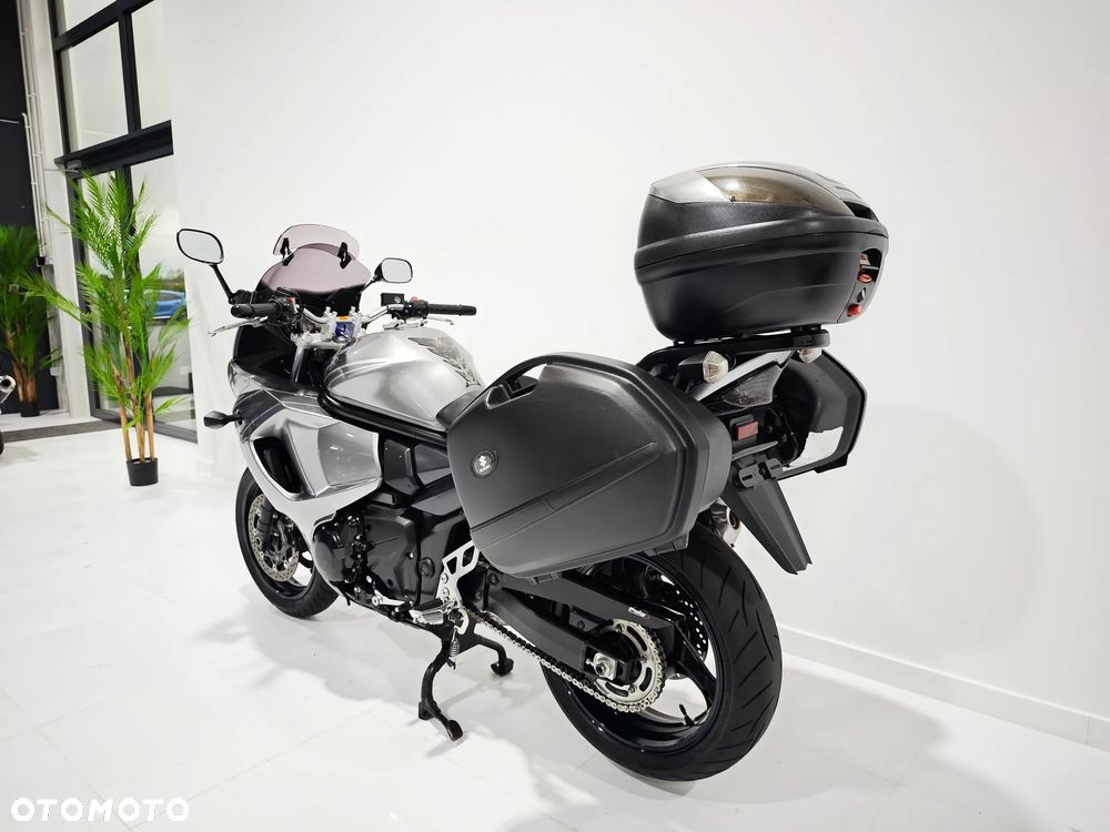 Suzuki GSX - 16