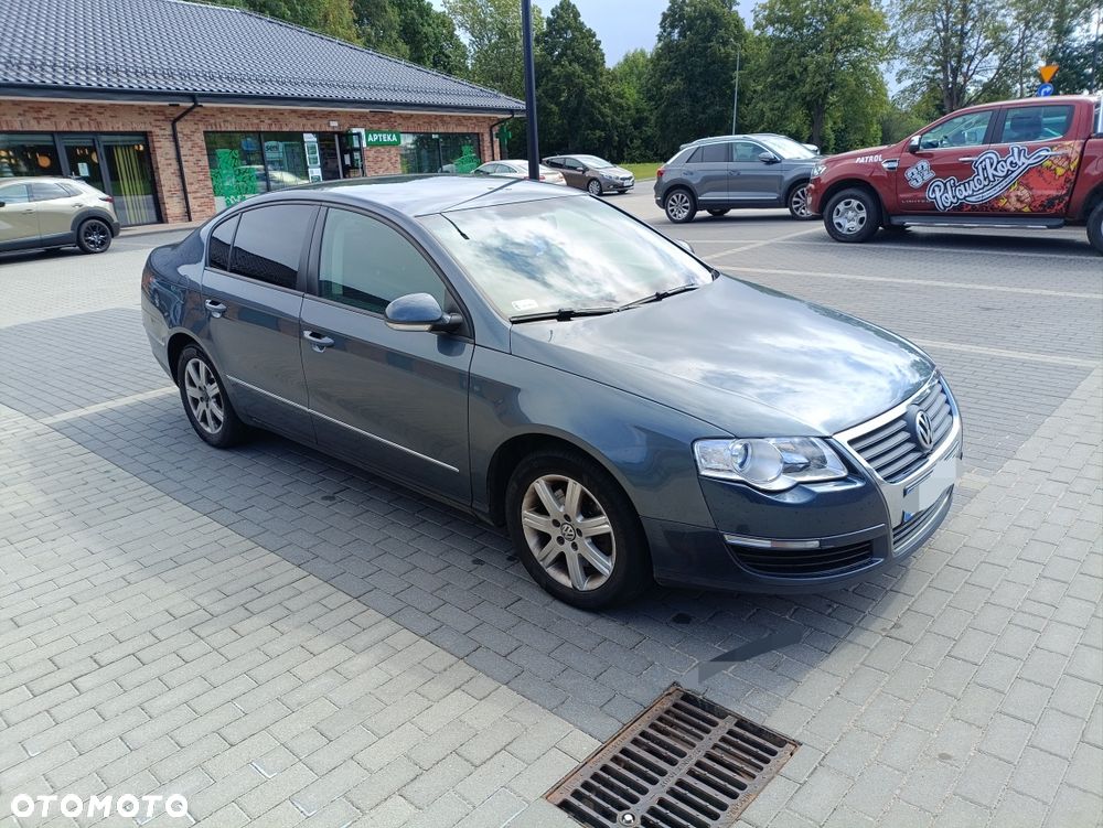 Volkswagen Passat - 1