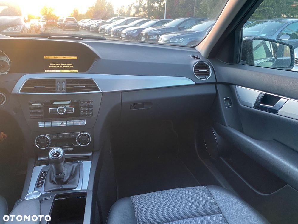 Mercedes-Benz Klasa C 180 CGI Automatik BlueEFFICIENCY Avantgarde - 33