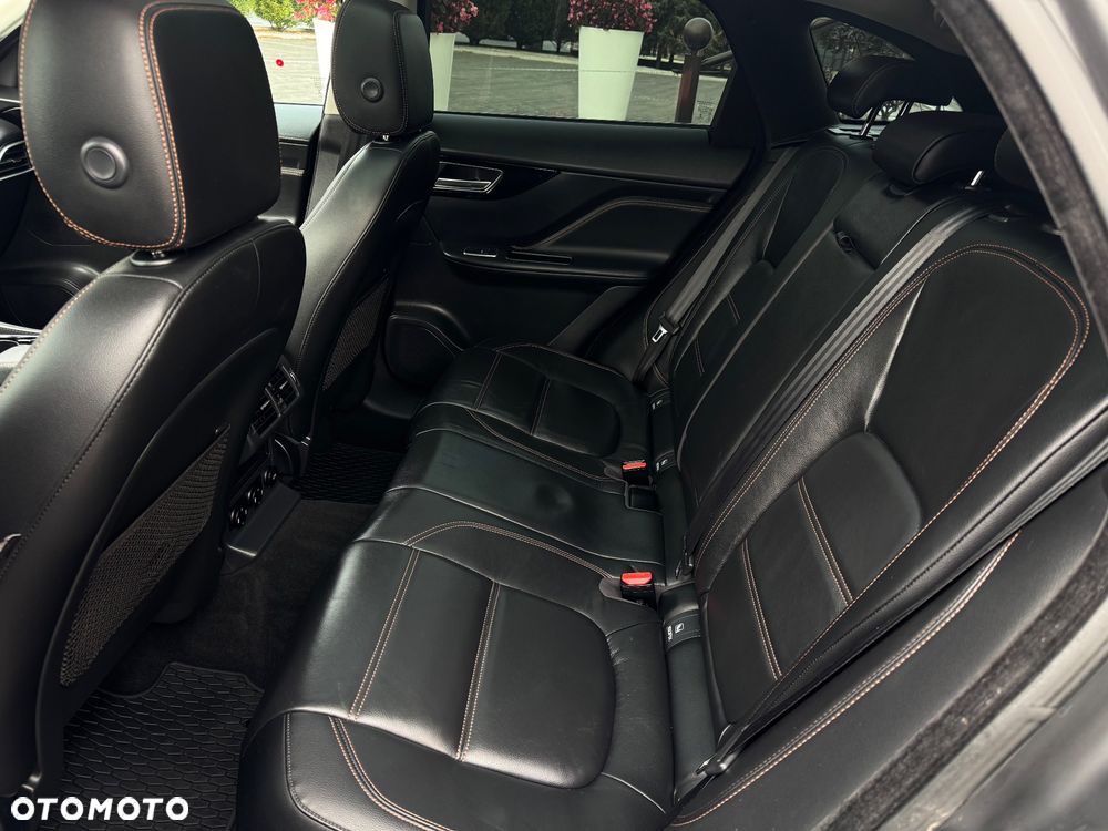 Jaguar F-Pace 20d AWD R-Sport - 24