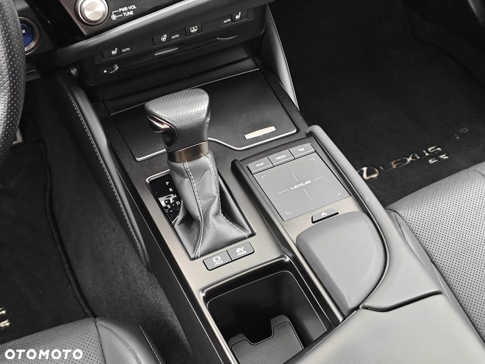 Lexus ES 300h F Sport Edition - 17