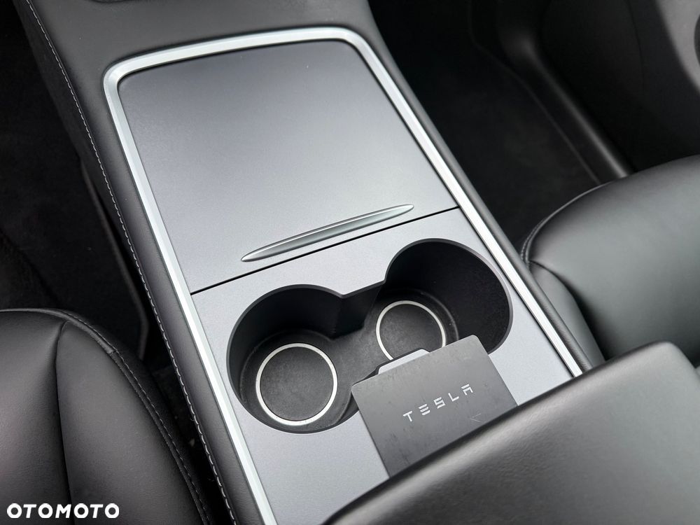 Tesla Model Y Long Range AWD - 23