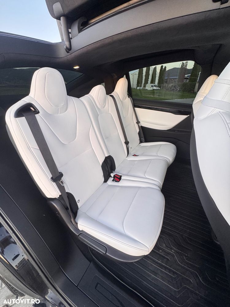 Tesla Model X - 35