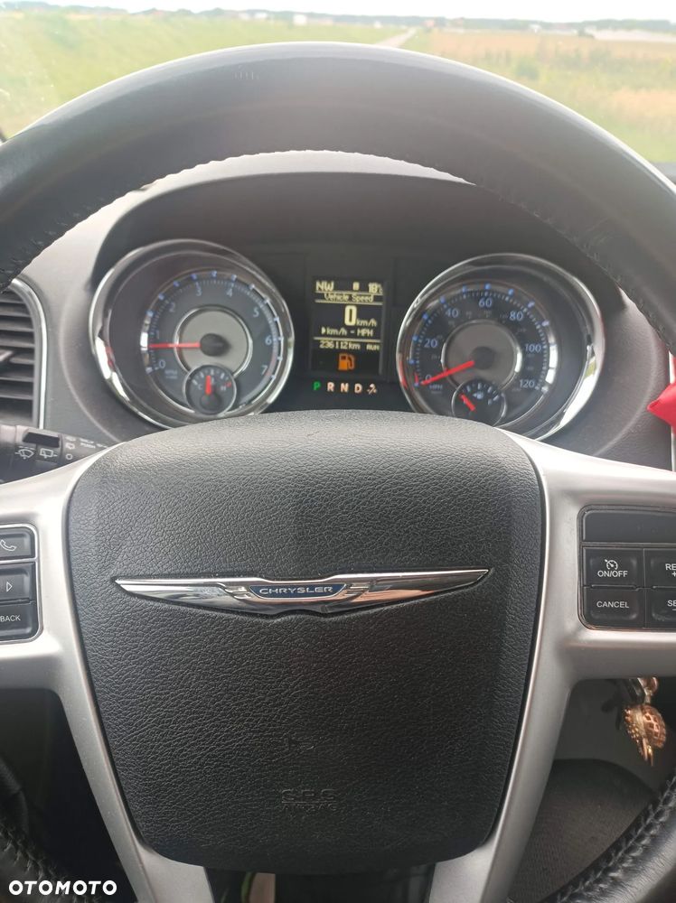 Chrysler Town & Country - 4