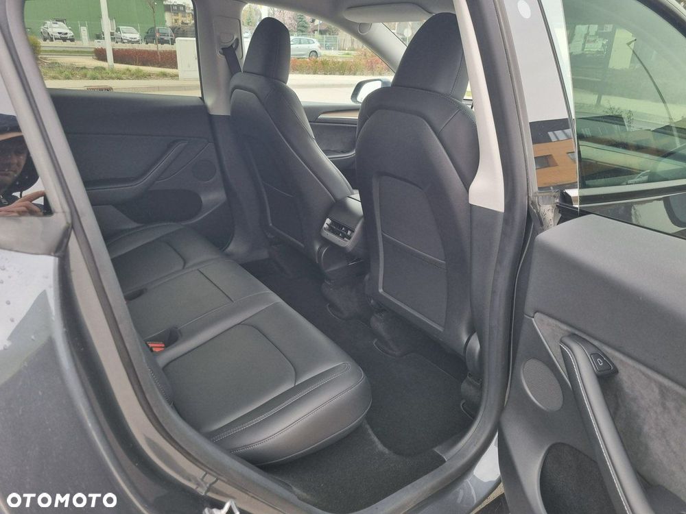 Tesla Model Y Long Range AWD - 23
